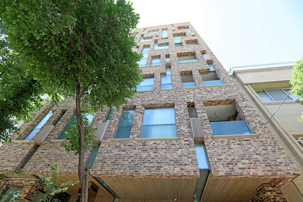 Building with fire brick veneer