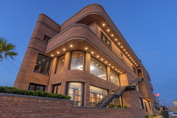 Fixed brick facade lighting
